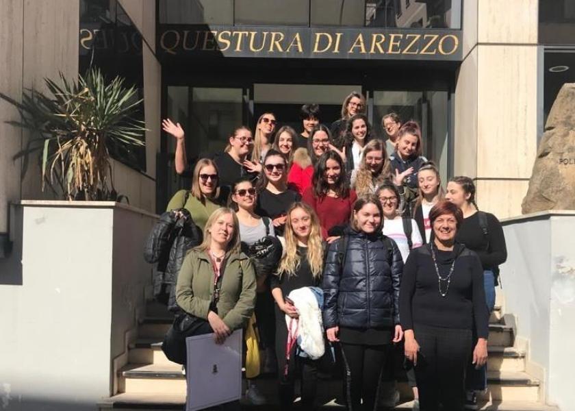 Gli studenti del Liceo Colonna in visita alla Questura di Arezzo