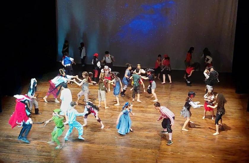 Teatrino, bambini sul palco (fischietto) bambini sul palco,1988