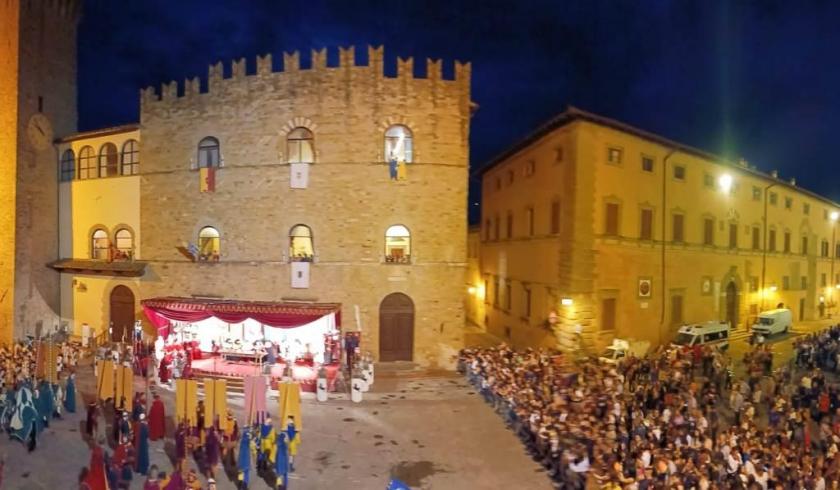 Arezzo Giostra del Saracino Porta del Foro apre le carriere