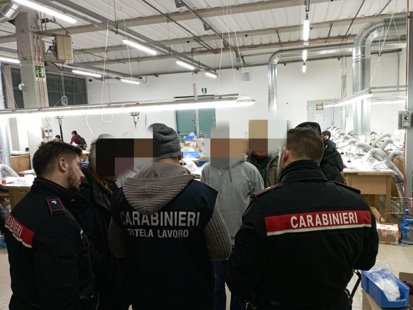 Blitz in un azienda orafa aretina trovati 34 lavoratori